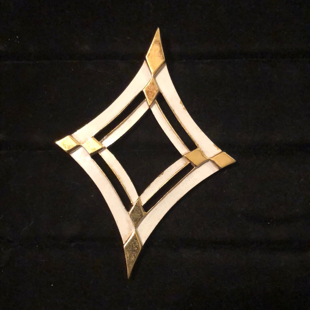 Like New Trifari Pendant Gold/White